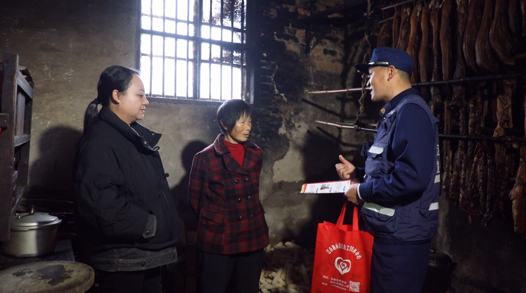 江永县消防救援大队开展冬季消防宣传活动
