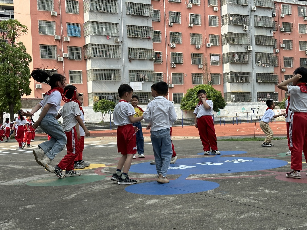 江永：多彩地面游戏 打造快乐课间