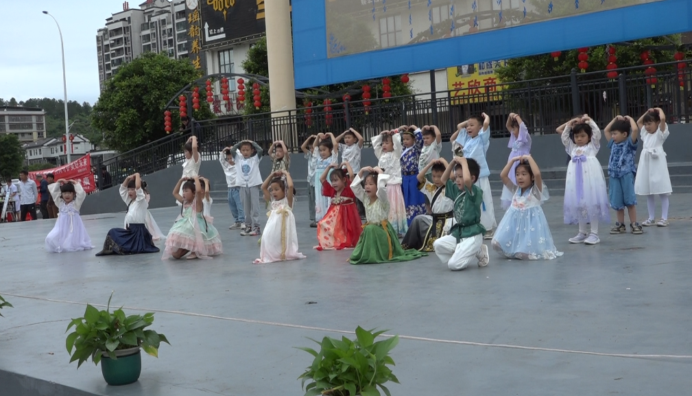 第一幼兒園舉行“夏風(fēng)盈盈 落花拾錦”詩(shī)詞大會(huì)