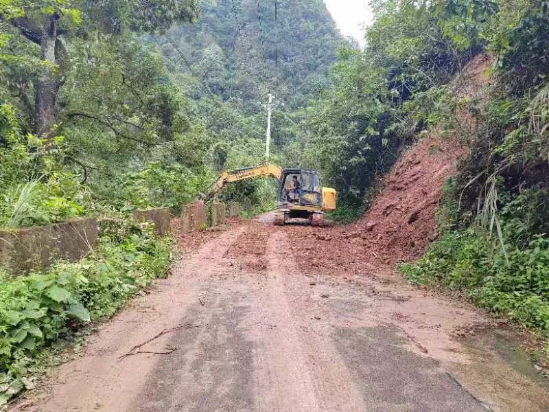 江永縣：搶修滑坡路段 確保交通暢通