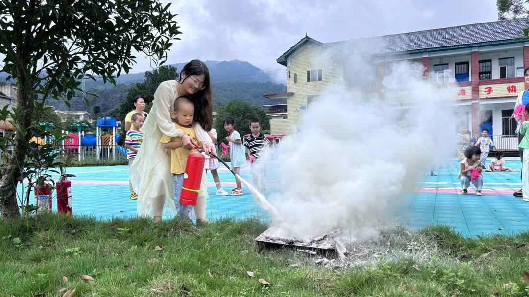 江永縣源口瑤族鄉(xiāng)中心幼兒園舉行消防演練