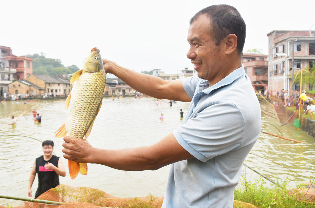 江永夏湾村：中秋捕鱼庆丰收