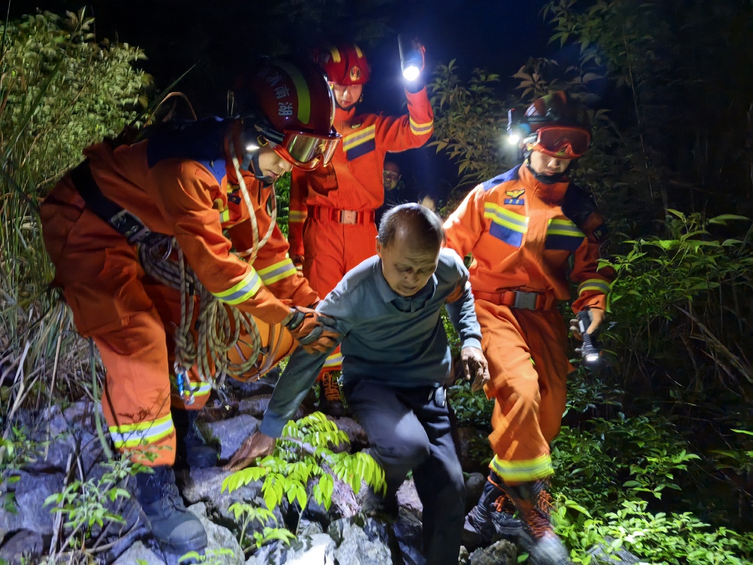 江永：七旬老人采笋被困7小时 消防深夜紧急救援