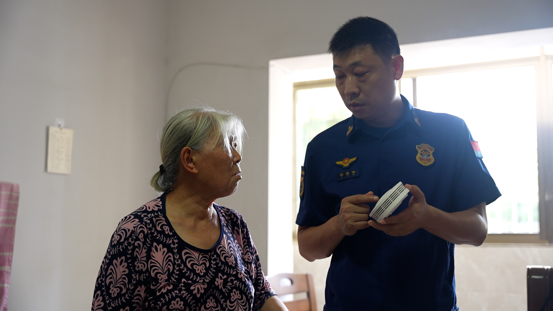 江永消防大队为全县特困人员家庭安装无线感烟火灾探测报警器