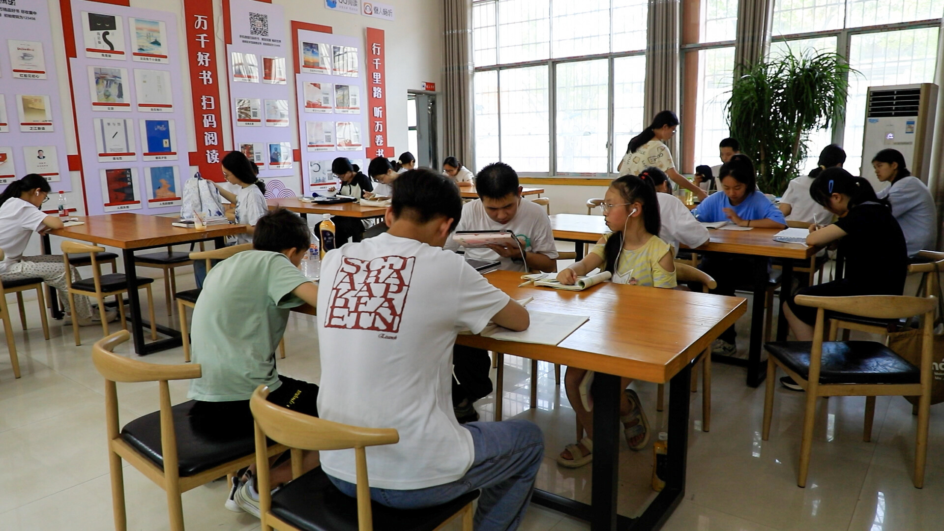江永：暑期“阅读热”学生读者超八成