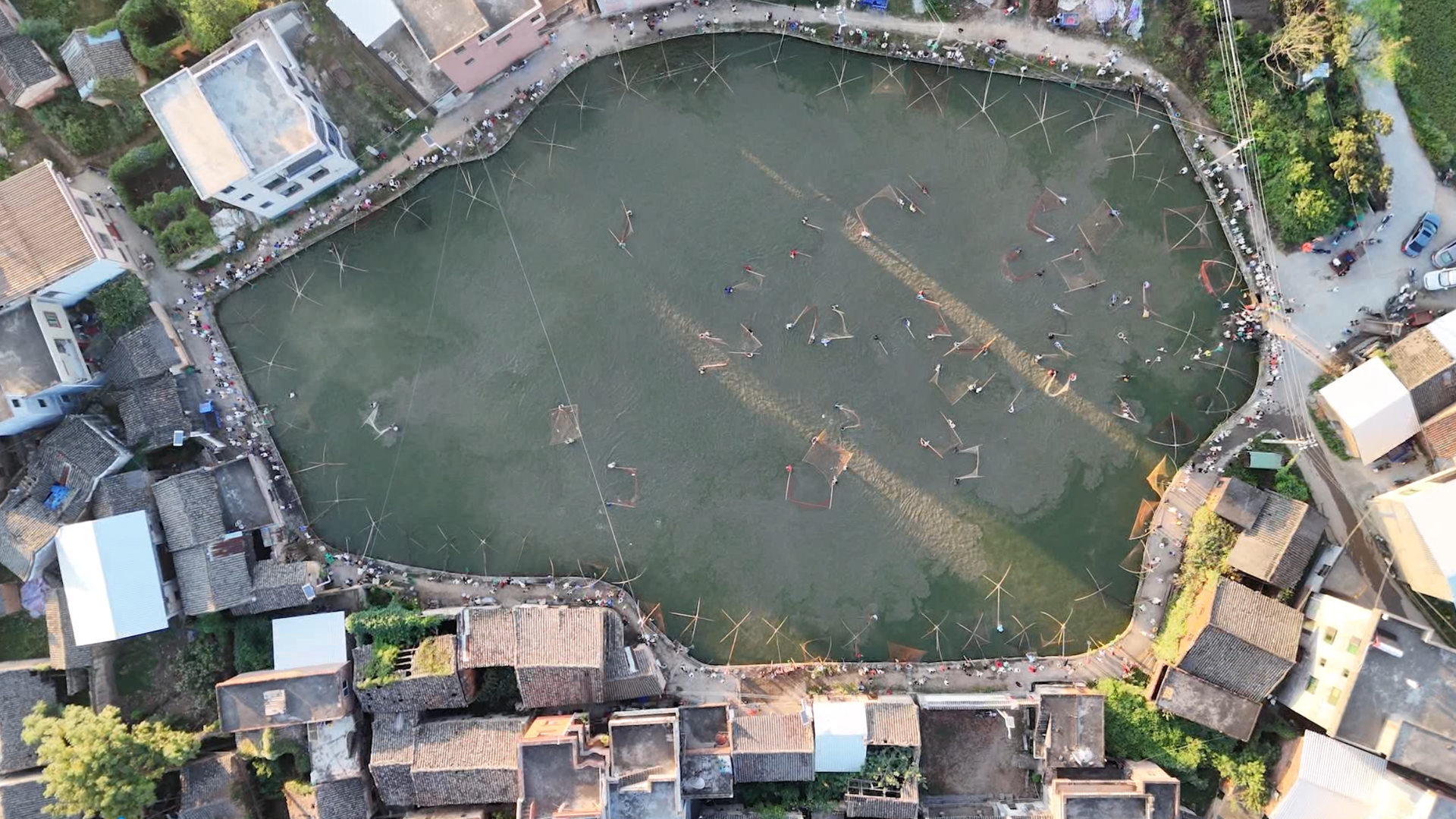 江永夏湾村:村民欢聚一“塘” 喜庆国庆中秋佳节