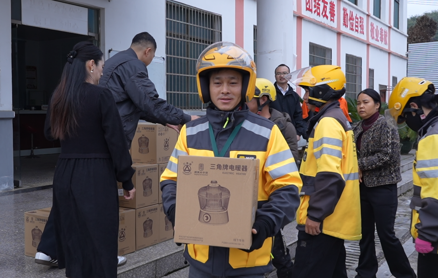 县总工会：为新就业形态劳动者发放暖“新”礼包