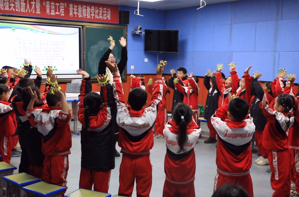 江永一小：青年教师教学比武 课堂创新展风采