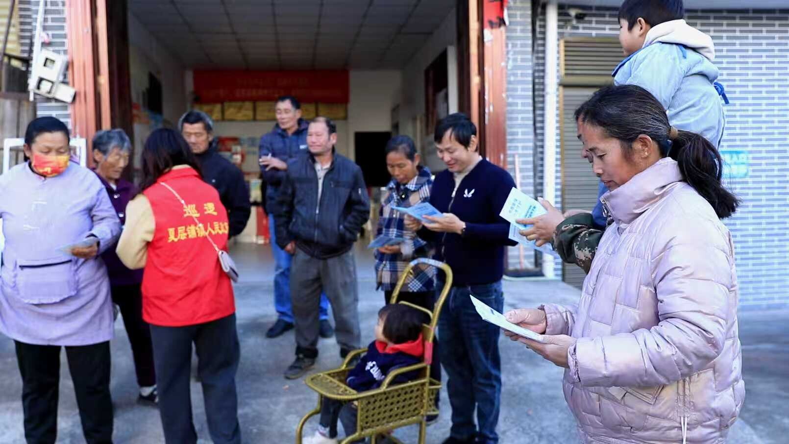 江永交警：“花式”送安全，头盔“戴”回家