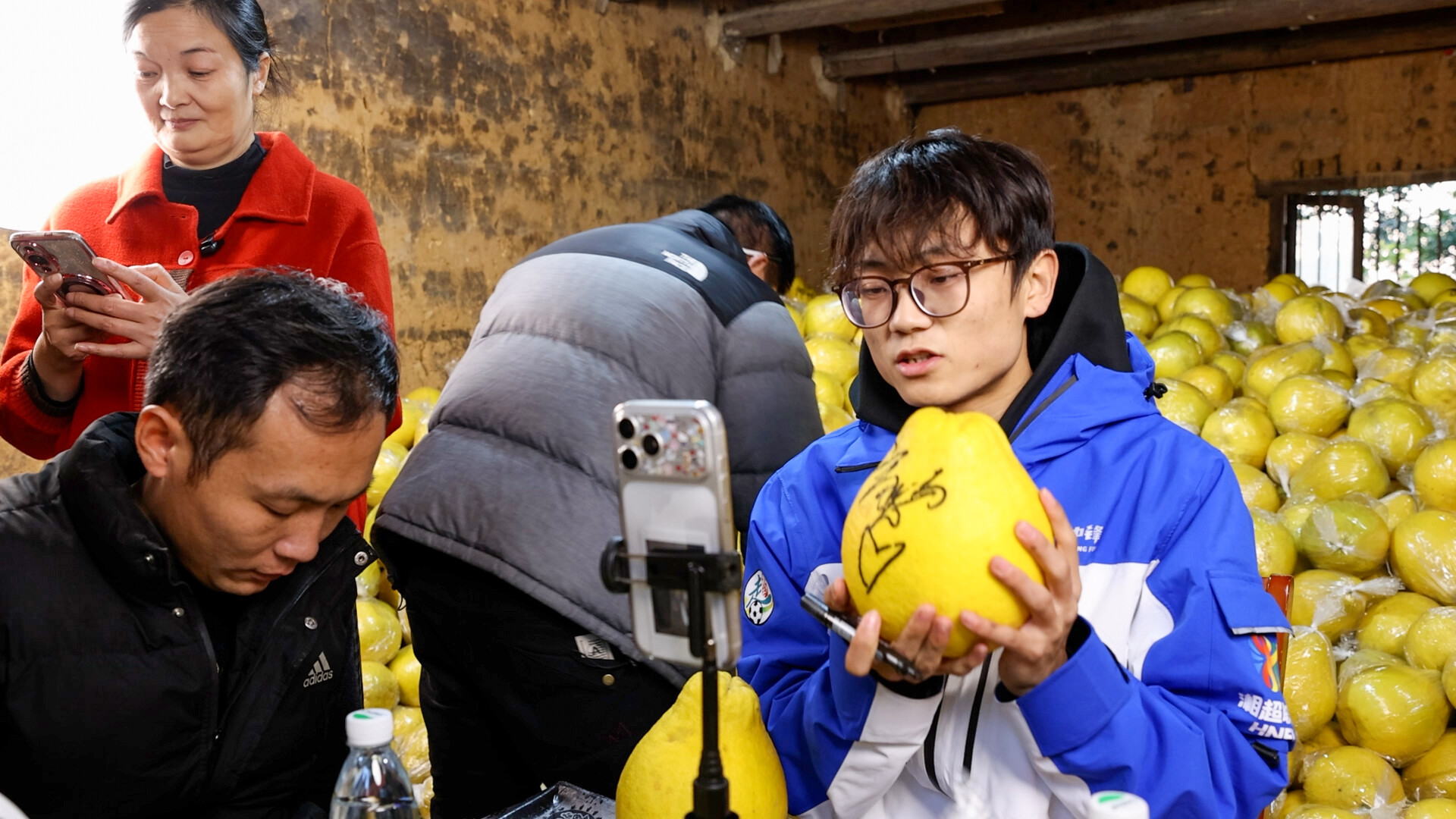 湘超冠军永州队爱心助农 高响直播带货解柚农燃眉之急