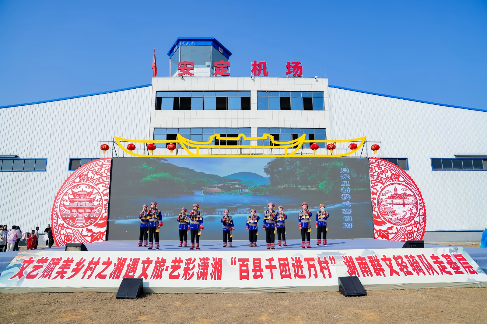 江永男声小组唱《越来越美》惊艳平江中县村