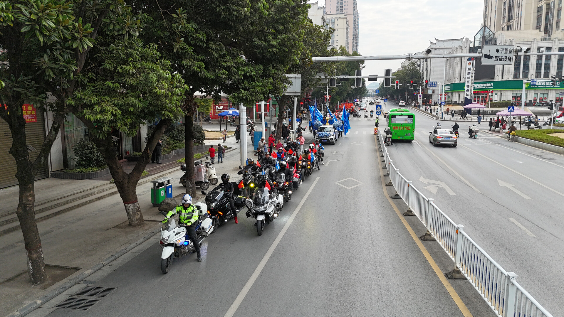 江永：“湘超冠军奖杯”巡展暨特色年货节启幕