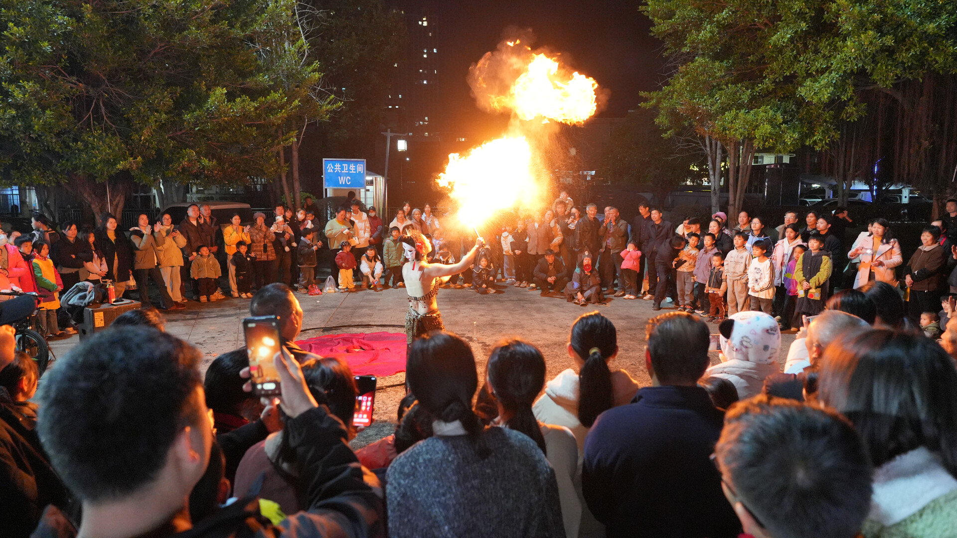江永：开启年货节 夜间烟火气点亮新春年味