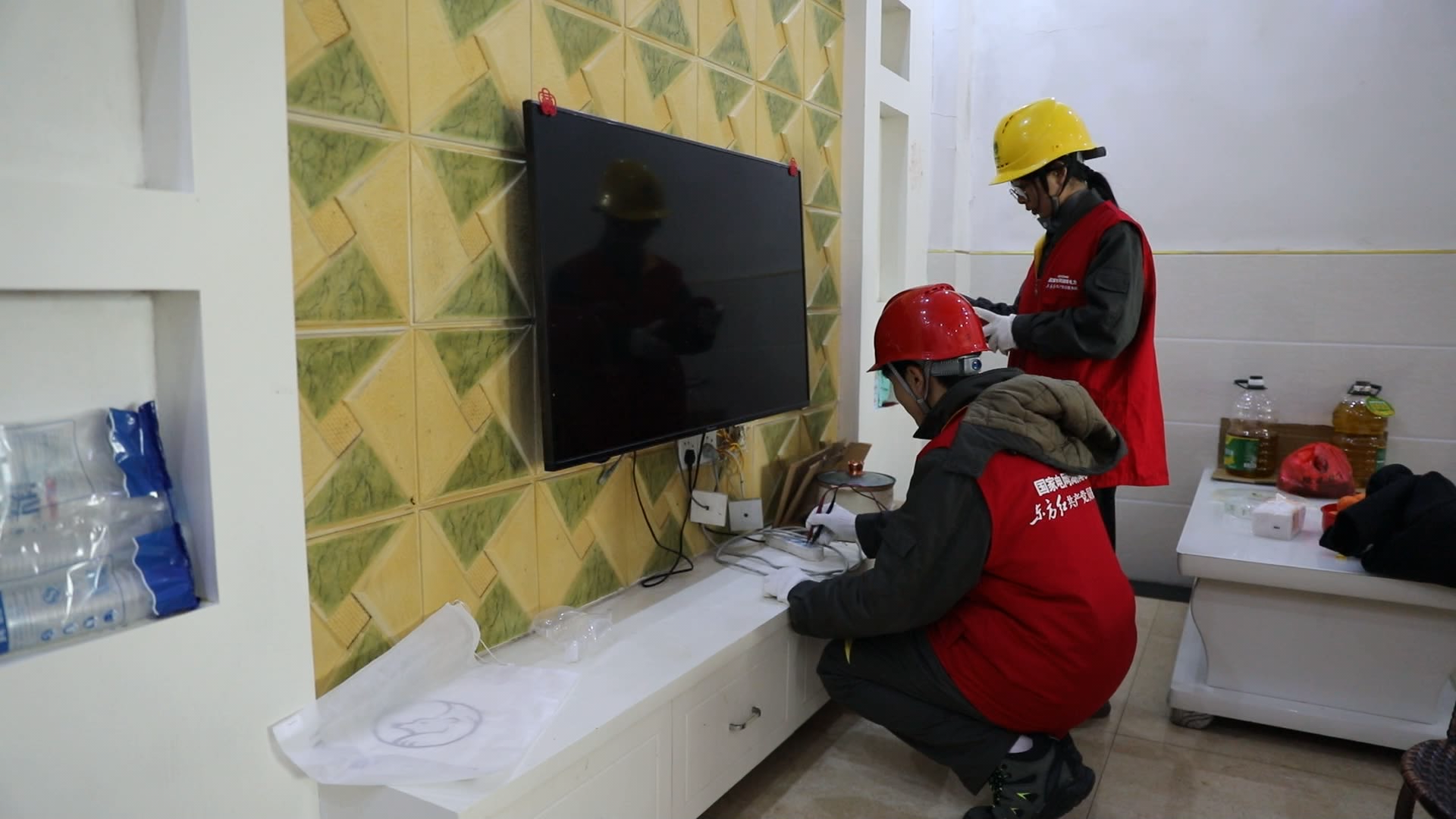 （新春走基层）江永：“电管家”上门服务 让“返乡人”亮堂过年