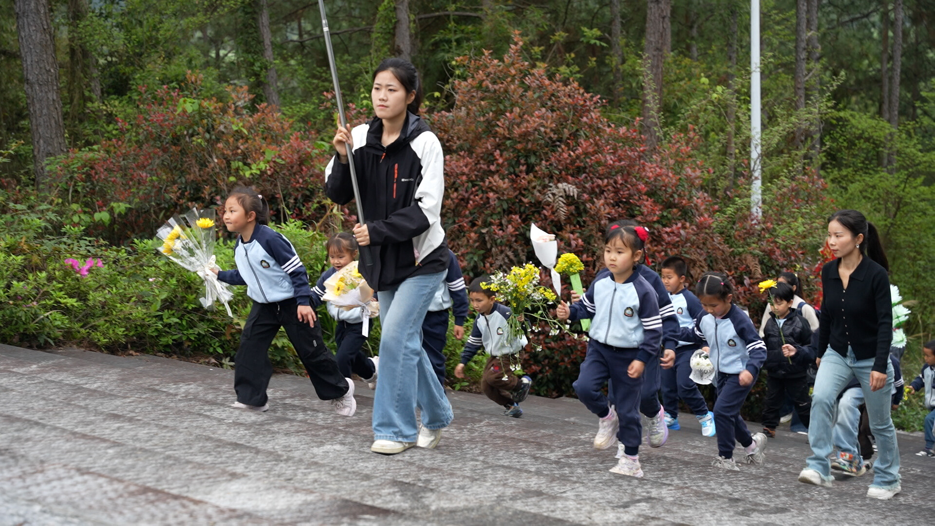 工业园幼儿园开展“缅怀革命先烈，传承红色基因”主题春游活动