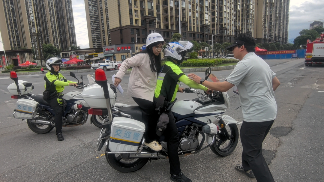 极速护航！江永交警铁骑争分夺秒帮考生补办证件