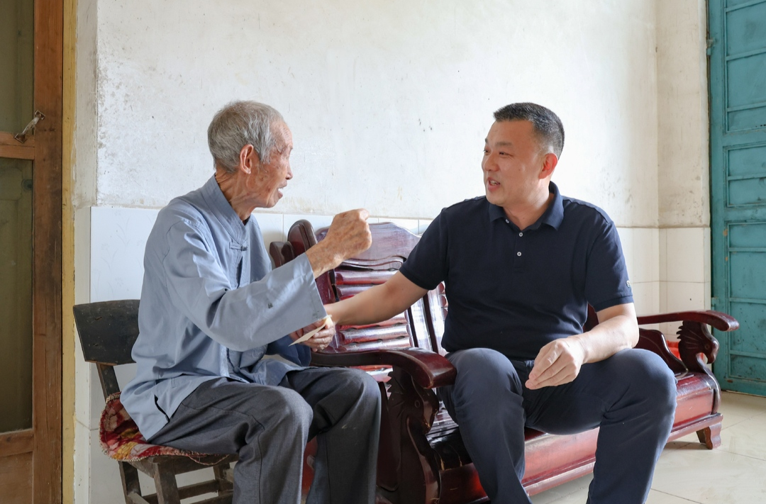 李群辉“七一”前夕走访慰问党员