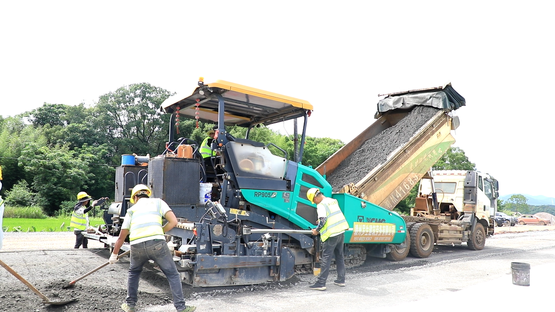 江永：高温奋战不松懈 G538国道江永段建设提速增效