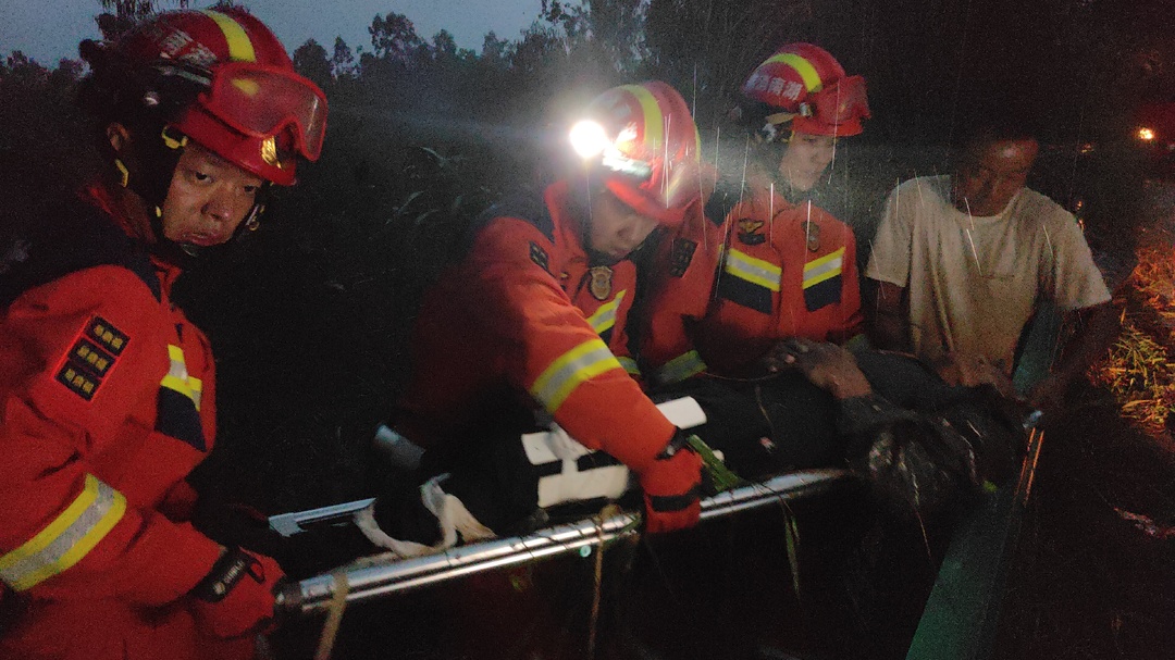 江永：皮卡车突发故障致人员受伤 消防雨夜紧急施救