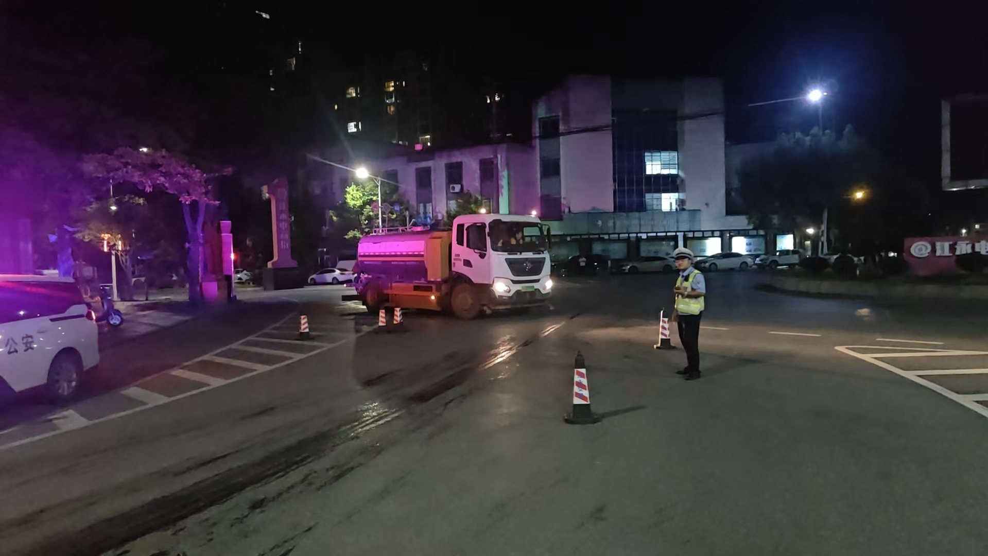 江永：皮卡漏洒废机油致多人滑倒 交警紧急除险