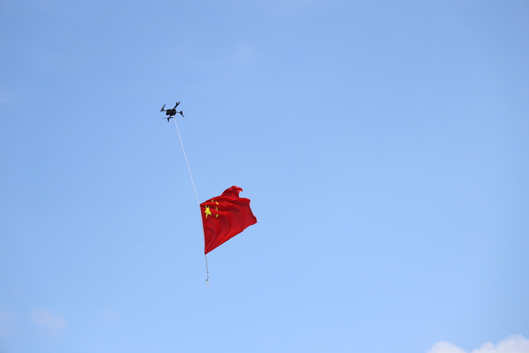 江永：无人机空中疏导保畅通 悬挂国旗献礼国庆节