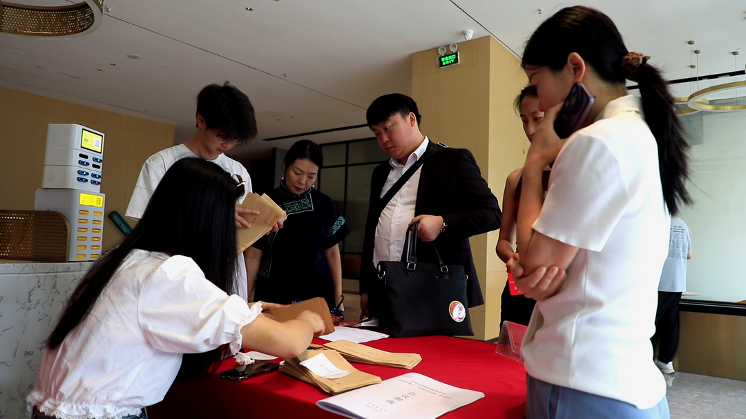 肩负重托赴盛会 履职尽责谱新篇 县政协委员向大会报到
