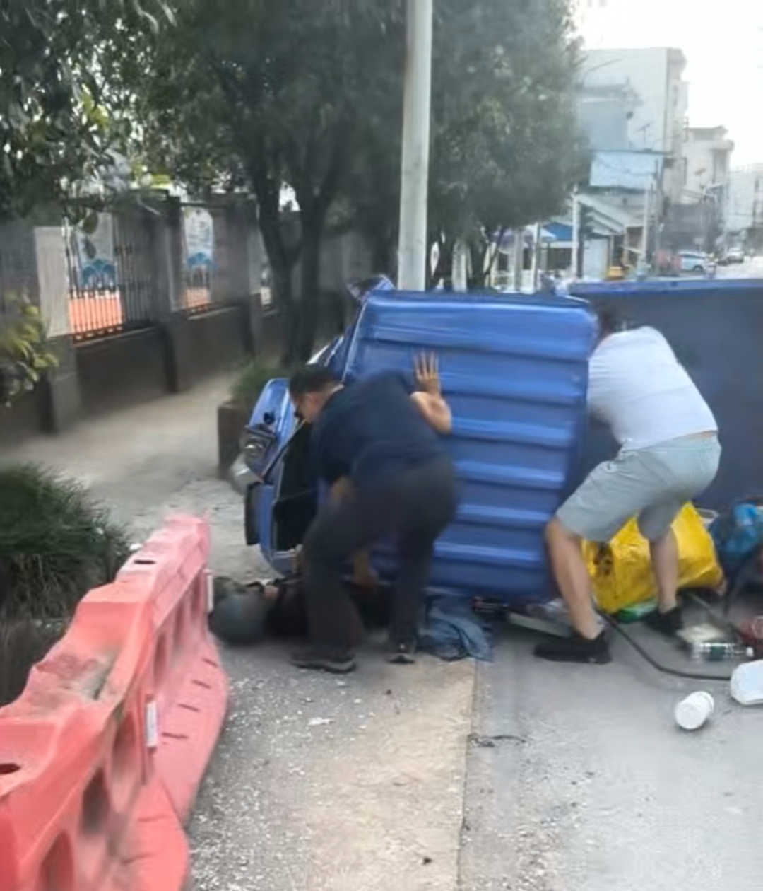 出差返程遇老人被压 江永民警合力抬车救人