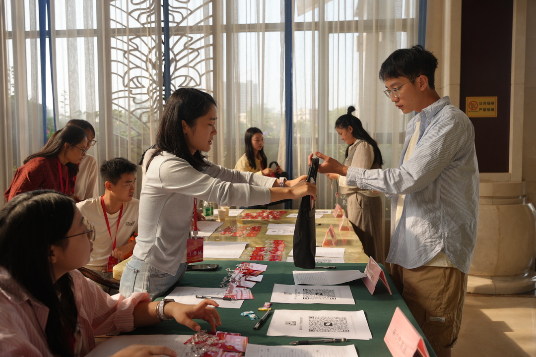 凝聚职工力量 共话发展期盼——江永县第十五届工会代表大会代表报到